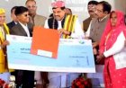 क्रांति गौड़ को मोहन सरकार ने दिया 1 करोड़ रुपए का चेक,क्रिकेटर क्रांति बोलीं- जिंदगी में बहुत मुश्किलों का सामना किया:एक करोड़ से घर और परिवार संवारूंगी