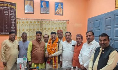उत्तर प्रदेश राज्य उपभोक्ता सहकारी संघ के निदेशक मनोज कृष्ण गुप्ता का जनपद जालौन आगमन पर सहकारीजनों ने किया भव्य स्वागत