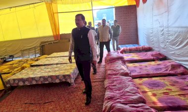 शहीद पार्क निर्माण में लापरवाही पर डीएम की फटकार, रैन बसेरों में CCTV व मोबाइल टॉयलेट लगाने के निर्देश