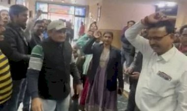 महिला कर्मचारी को अश्लील मैसेज भेजने का आरोप: कर्मचारियों का हंगामा, WCR के जीएम से शिकायत, जांच टीम गठित