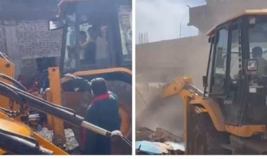 अतिक्रमण हटाने पर पति-पत्नी ने खुद को लगाई आग: मकान का निर्माण रोकने पहुंची थी तहसीलदार की टीम,पथराव के बीच जान बचाकर भागे अधिकारी
