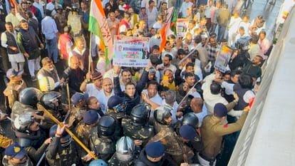 PCC चीफ जीतू पटवारी समेत कई गिरफ्तार,बीजेपी कार्यालय घेरने निकले कांग्रेसी :बैरिकेडिंग में चढ़ रहे प्रदर्शनकारियों पर वॉटर कैनन का इस्तेमाल