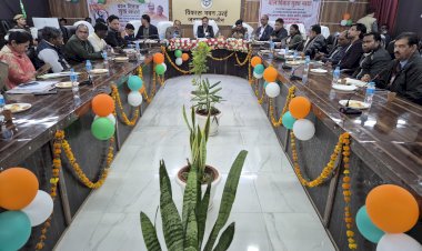 आवास योजनाओं की प्रगति पर जिलाधिकारी सख्त, लापरवाही पर नोटिस व प्रतिकूल प्रविष्टि के निर्देश