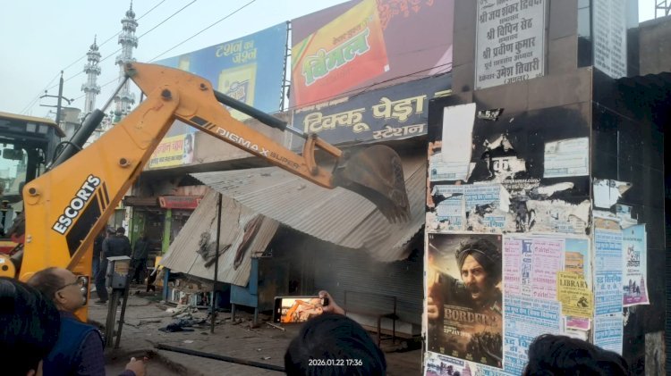 नगर क्षेत्र में अवैध अतिक्रमण पर प्रशासन की सख्त कार्रवाई,टाउन हॉल से स्टेशन तक चला सघन अभियान, 50 हजार रुपये का जुर्माना वसूला