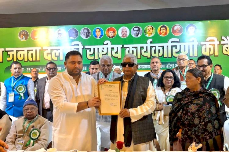 RJD के राष्ट्रीय कार्यकारी अध्यक्ष बने तेजस्वी यादव,खुद पिता ने सौंपी विरासत! बहन रोहिणी का तंज- कठपुतली बने शहजादा की ताजपोशी मुबारक