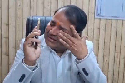 शंकराचार्य विवाद में दूसरा इस्तीफा: योगी समर्थन में अयोध्या के डिप्टी कमिश्नर ने छोड़ी कुर्सी, पत्नी से बोले— “जिसका नमक खाया, उसका साथ देना चाहिए”