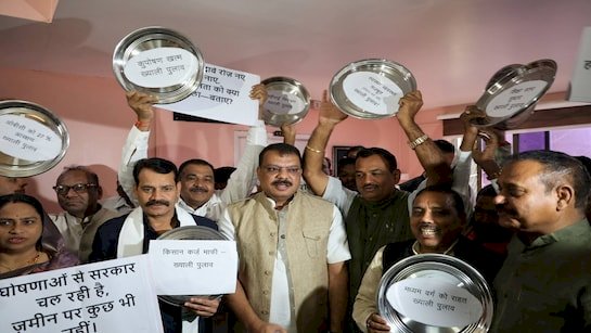 विधानसभा में थाली लेकर पहुंचे कांग्रेसी :भागीरथपुरा कांड पर विपक्ष ने मंत्री विजयवर्गीय-शुक्ला का इस्तीफा मांगा, हंगामे के बीच कार्यवाही 2 बजे तक स्थगित