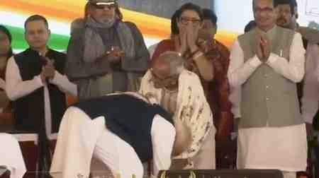 पीएम मोदी ने 98 वर्षीय माखनलाल सरकार के पैर छूकर लिया आशीर्वाद, बंगाल भाजपा के पुराने स्तंभ की कहानी फिर चर्चा में ..