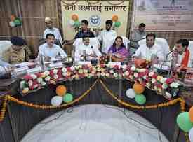 जनहित में लापरवाही बर्दाश्त नहीं, प्रभारी मंत्री ने विकास योजनाओं और कानून-व्यवस्था की समीक्षा में अधिकारियों को दिए निर्देश