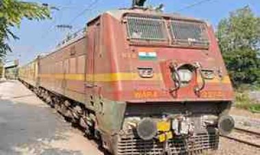 खुशखबरी: अब एट स्टेशन पर इंटरसिटी से मिलान हो सकेगा कोंच-एट शटल ट्रेन का-लंबे समय से बेपटरी कोंच एट शटल ट्रेन एक बार फिर पटरी पर लौटी, 29 जून से एक फेरा बढ़ कर पांच हुए