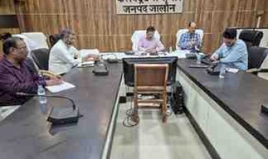 ग्राम सचिवालयों में नियमित बैठेंगे लेखपाल, आमजन को गांव में ही मिलेंगी राजस्व सेवाएं - जिलाधिकारी