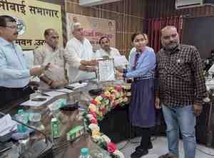 हाईस्कूल व इंटरमीडिएट के जनपद के टॉप-10 छात्र-छात्राओं को 21-21 हजार रुपए राशि से सम्मान और प्रोत्साहन, विकास भवन में हुआ सजीव प्रसारण