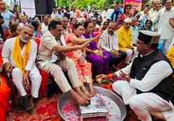 कैलाश सारंग की जयंती पर प्रदेशभर में मना मातृ-पितृ भक्ति दिवस: मंत्री विश्वास सारंग ने वृद्धजनों के चरण पखारकर किया सम्मान, सोशल मीडिया पर नंबर-1 ट्रेंड रहा