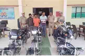 जालौन पुलिस का बड़ा एक्शन: 48 घंटे में बाइक चोर गिरोह का पर्दाफाश, 3 गिरफ्तार; चोरी की बाइकें और अवैध हथियार बरामद