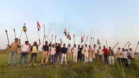 महुआ डाबर महोत्सव में गूंजा शहीदों का स्मरण, मशाल यात्रा से क्रांतिवीरों को दी श्रद्धांजलि