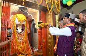भोपाल में पीएम मोदी के 12 वर्ष पूरे होने पर विशेष पूजा, मंत्री विश्वास सारंग ने हनुमान मंदिर में भेंट की गदा