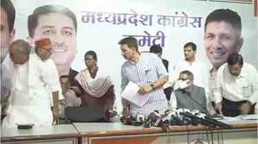 जीतू पटवारी की बात सुन दिग्विजय सिंह ने बदली सीट, वीडियो वायरल-कांग्रेस की अंदरूनी कलह फिर आई सामने:बीजेपी बोली- कांग्रेस में बुजुर्गों का सम्मान नहीं