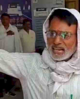 किसान बोला- “ये कलेक्टर आतंकवादी है, एसपी गुंडा है”: सीमांकन विवाद को लेकर कलेक्ट्रेट में हंगामा, एएसआई निलंबित
