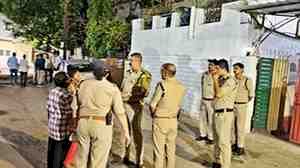राजधानी में बंद मकान में मिले रिटायर्ड दंपती के शव, दुर्गंध आने पर हुआ खुलासा; विदेश में रहता है बेटा, दरवाजा तोड़कर अंदर घुसी पुलिस