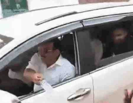 "वोट मुझे नहीं दोगे तो किसको दोगे?" विधायक प्रीतम लोधी का जवाब वायरल, बिजली-पानी की शिकायत पर थमाई पानी की बोतल