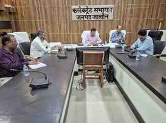 ग्राम सचिवालयों में नियमित बैठेंगे लेखपाल, आमजन को गांव में ही मिलेंगी राजस्व सेवाएं - जिलाधिकारी