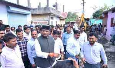 काम में लापरवाही पर मंत्री विश्वास कैलाश सारंग का सख्त एक्शन, अधिकारियों को मौके पर लगाई फटकार, एफआईआर की चेतावनी