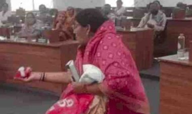 बीजेपी पार्षदों का नगर निगम प्रशासन के खिलाफ अनोखा प्रदर्शन: अधिकारियों को भेंट की चूड़ियां, जलभराव और अधूरे कामों पर फूटा गुस्सा