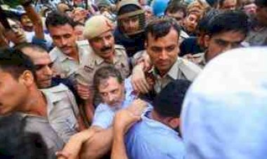 राहुल गांधी, प्रियंका गांधी और अखिलेश यादव हिरासत में; वायरल हुआ राहुल को जमीन पर लेटकर बाइट देने का वीडियो, बोले- "लोकतंत्र खत्म हो रहा है