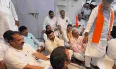 विधानसभा के बाहर NSUI की नारेबाजी में चूक, 'नरेंद्र मोदी जिंदाबाद' के नारे लगे; कैलाश विजयवर्गीय की मुस्कान और प्यार भरा थप्पड़ भी हुआ वायरल