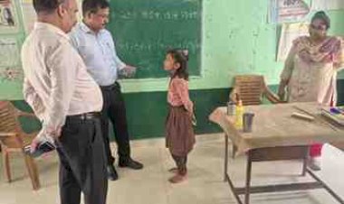 ब्लैकबोर्ड पर स्वयं प्रश्न, उत्तर लिखवाकर जांची विद्यार्थियों की सीखने की क्षमता, पहाड़े, कविता और अंग्रेजी-हिंदी ज्ञान से हुए संतुष्ट