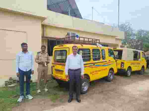 उरई में ‘मिशन सेफ फ्यूचर’ के तहत बड़ा एक्शन: सुरक्षा मानकों का उल्लंघन करने वाले दो स्कूली वाहन सीज, कोतवाली में किए गए निरुद्ध
