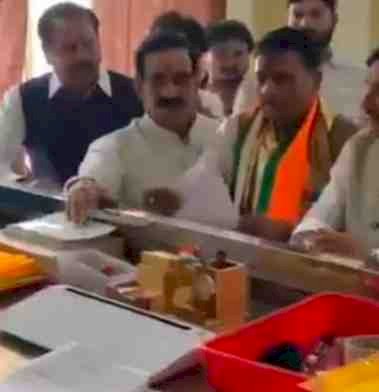 भाजपा प्रत्याशी आशुतोष तिवारी ने भरा नामांकन, सीएम मोहन यादव समेत प्रदेश अध्यक्ष और पूर्व मंत्री नरोत्तम मिश्रा रहे मौजूद; कांग्रेस ने भी दिखाई ताकत