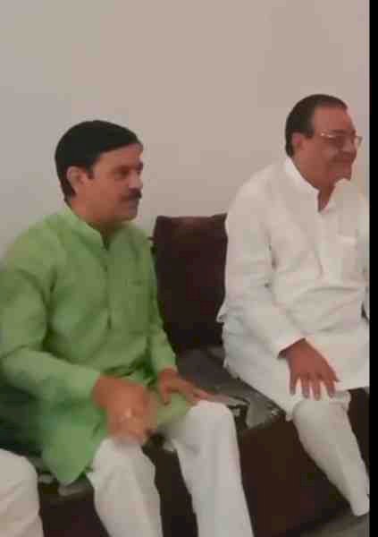 दतिया उपचुनाव में अवधेश नायक बने दोनों दलों की पहली पसंद: कांग्रेस के बाद भाजपा भी साध रही संपर्क, 25 मिनट की मुलाकात से बढ़ी सियासी हलचल