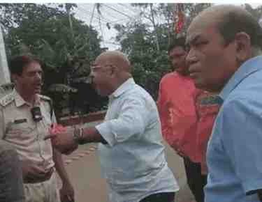 ट्रैफिक टीआई और भाजपा जिला उपाध्यक्ष के बीच तीखी बहस, पुलिस पर अवैध वसूली का आरोप; हेलमेट चेकिंग के दौरान हुआ विवाद, वीडियो वायरल