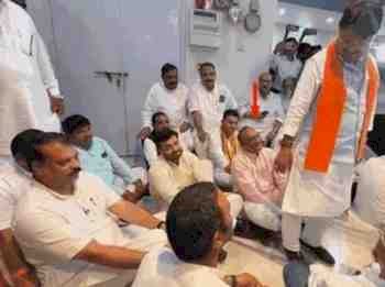 विधानसभा के बाहर NSUI की नारेबाजी में चूक, 'नरेंद्र मोदी जिंदाबाद' के नारे लगे; कैलाश विजयवर्गीय की मुस्कान और प्यार भरा थप्पड़ भी हुआ वायरल