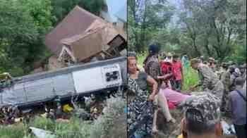मंदसौर के श्रद्धालुओं से भरी बस कश्मीर में 50 फीट गहरी खाई में गिरी, अमरनाथ यात्रा से लौटते समय बड़ा हादसा; 39 घायल, 7 की हालत गंभीर