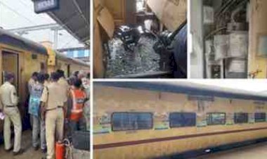 चलती पेंचवैली एक्सप्रेस के बी-2 एसी कोच में धुआं, इमरजेंसी ब्रेक लगाकर 72 यात्रियों को निकाला गया