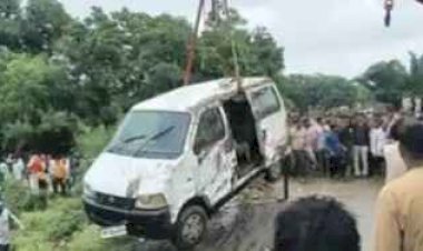राजगढ़ में दर्दनाक हादसा: नाले में बही ईको वैन, 3 बच्चों समेत 9 की मौत; रोकने के बावजूद पानी में उतारी कार