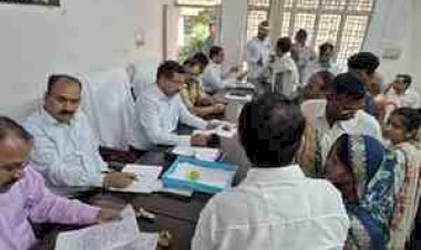 माधौगढ़ समाधान दिवस में डीएम का सख्त एक्शन: 55 शिकायतें पहुंचीं, 16 का मौके पर निस्तारण; 7 टीमें भेजकर कराया जाएगा जमीनी समाधान