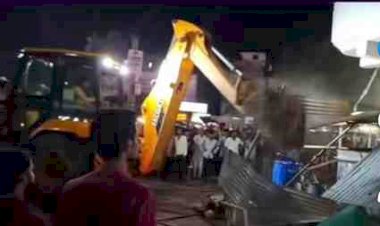 उरई में अतिक्रमण अभियान पर उठे सवाल: छोटे दुकानदारों पर कार्रवाई, बड़े होर्डिंग्स और पोल अब भी जस के तस