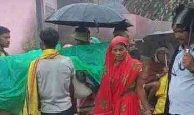 छिंदवाड़ा में विकास के दावों की खुली पोल: गर्भवती महिला को 8 किमी डोली में ढोकर अस्पताल पहुंचाया, गर्भ में बच्चे की मौत; गांव तक नहीं पहुंच सकी 108 एंबुलेंस