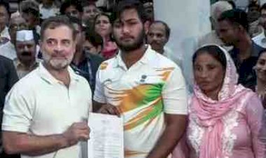 राहुल गांधी के 6 घंटे धरने के बाद झुकी दिल्ली पुलिस! पैलेट गन केस में FIR दर्ज, बोले- न्याय में ऊपर से डाली जा रही थी रुकावट