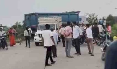हाईवे पर गलत साइड से आए तेज रफ्तार ट्रक ने बाइक सवारों को रौंदा, एक युवक की मौके पर दर्दनाक मौत, दूसरा गंभीर घायल; हादसे के बाद भाग रहे चालक को भीड़ ने पीछा कर पकड़ा