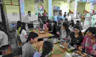 जवाहर नवोदय विद्यालय में बच्चों के बीच पहुंचे डीएम राजेश कुमार पाण्डेय, परिजनों से लिया फीडबैक; बच्चों के साथ बैठकर खुद चखा भोजन, व्यवस्थाओं की परखी हकीकत
