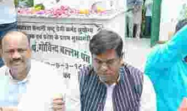 “वीआईपी के राष्ट्रीय अध्यक्ष के कार्यक्रम की अनुमति जारी होने के चार घंटे में निरस्त, मुकेश सहनी ने कलेक्ट्रेट में दिया धरना”