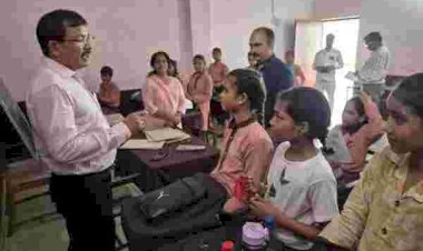 डीएम का स्कूल में औचक निरीक्षण: बच्चों से सवाल-जवाब कर परखी शैक्षिक गुणवत्ता, स्मार्ट क्लास और रचनात्मक प्रतिभा की सराहना; शिक्षकों को दिए जरूरी निर्देश