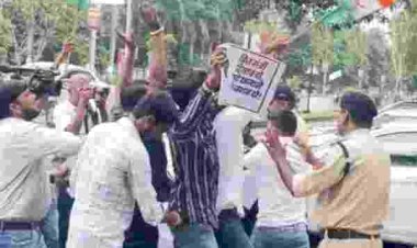 600 करोड़ की गड़बड़ी पर गरमाई MP की सियासत: वित्त मंत्री देवड़ा के बंगले पहुंचे युवा कांग्रेसी, नकली नोट उड़ाकर किया विरोध