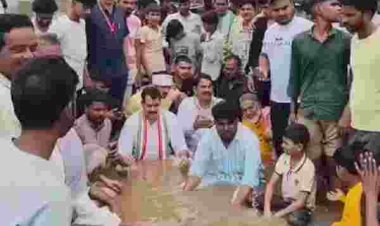 घुटनों तक पानी में 3 घंटे बैठे विधायक, जलभराव पर फूटा गुस्सा; नाले के टेंडर के आश्वासन के बाद खत्म हुआ धरना