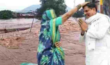 मंदाकिनी के उफान से चित्रकूट में तबाही, बाढ़ पीड़ितों के बीच पहुंचे CM मोहन यादव; कीचड़ में चलकर जाना हाल, बांटी राहत सामग्री