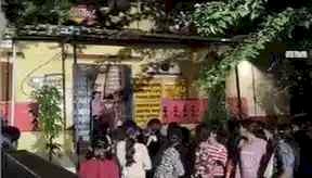 आधी रात हॉस्टल की खिड़कियों से निकलीं 34 छात्राएं, 10 KM पैदल चलकर पहुंचीं कुक्षी; घटिया खाना और वार्डन के दुर्व्यवहार का लगाया आरोप